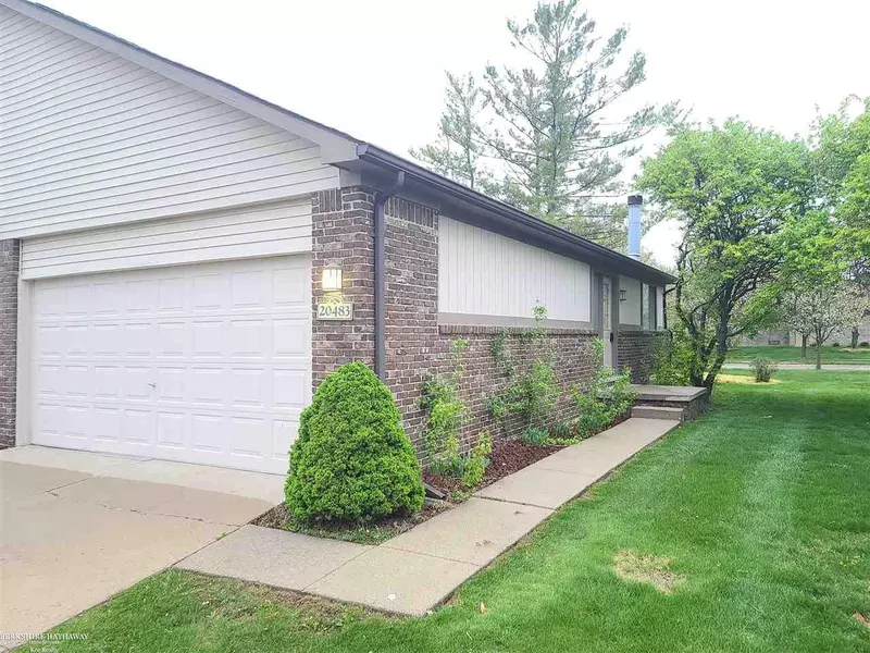 20483 Brandonwood Dr, Clinton Township, MI 48038