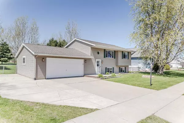 422 Midway Dr, Reedsburg, WI 53959