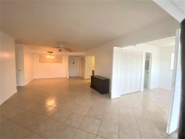 Boynton Beach, FL 33435,22 Colonial Club DR 201