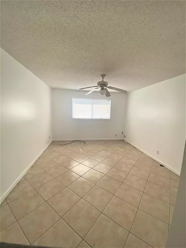 Boynton Beach, FL 33435,22 Colonial Club DR 201