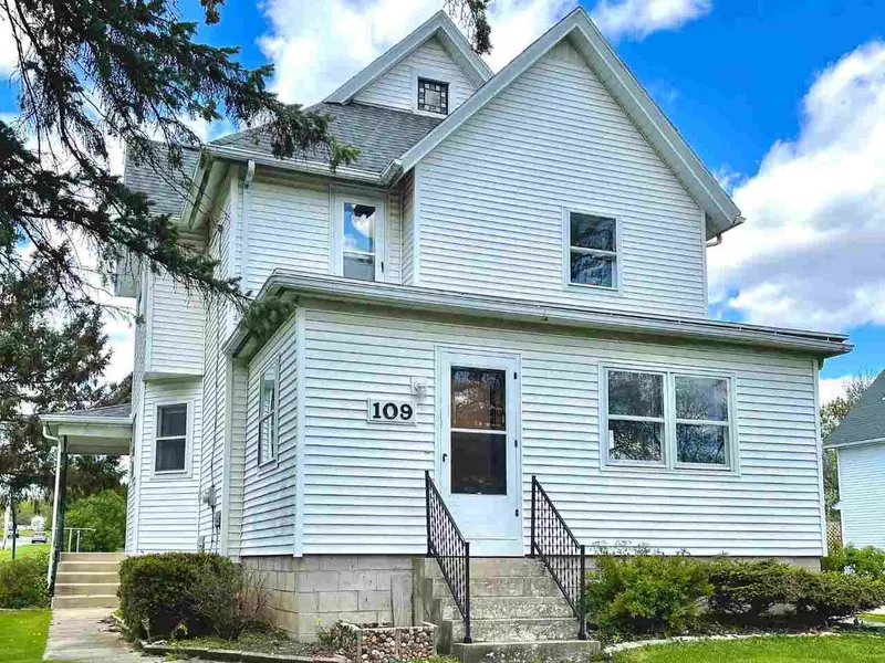 109 W Cherry St, Fox Lake, WI 53933