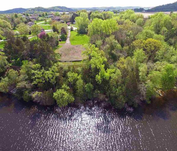 W14252 Selwood Dr, Prairie Du Sac, WI 53578-9526