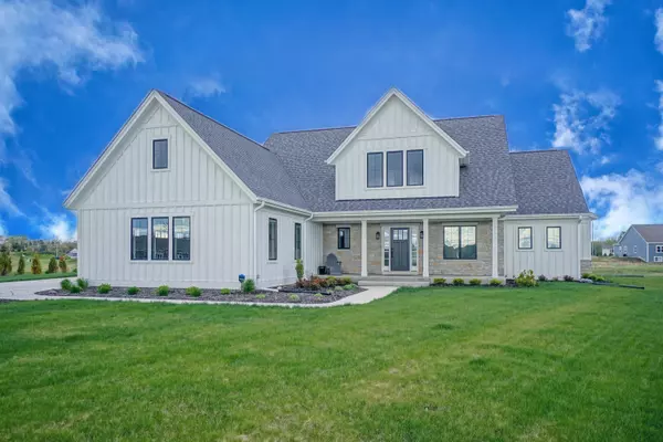 35177 Walleye Ct, Summit, WI 53066