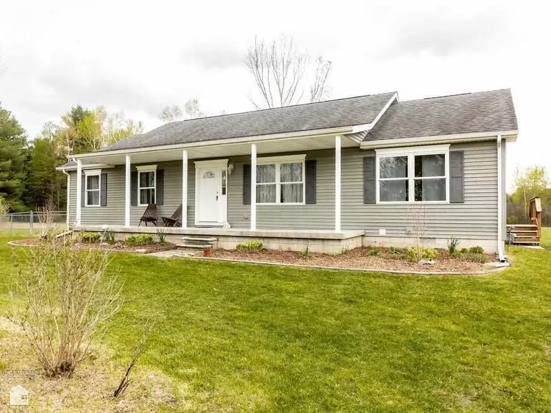 5565 Dove Rd, Smiths Creek, MI 48074