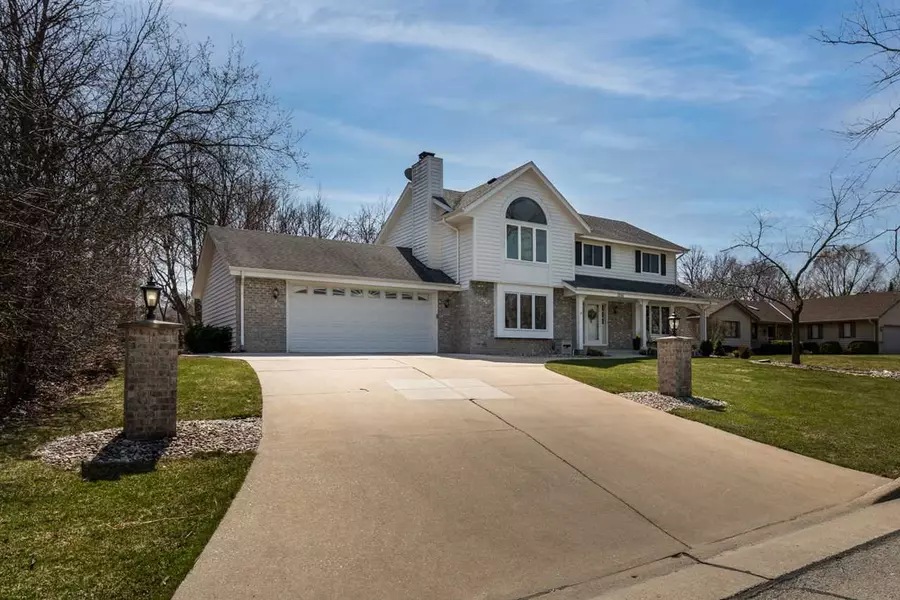 12161 W White Oak Dr, Greenfield, WI 53228