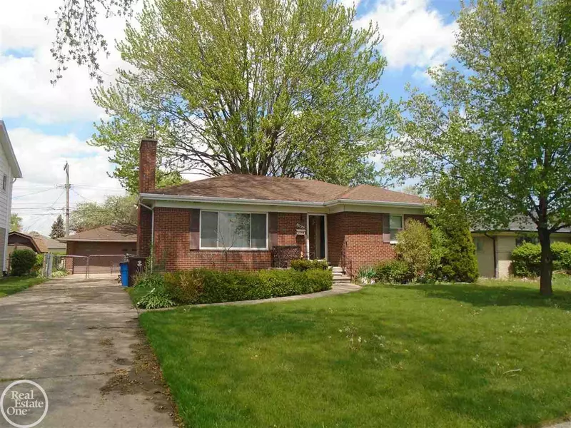 8481 MCKINLEY, Center Line, MI 48015