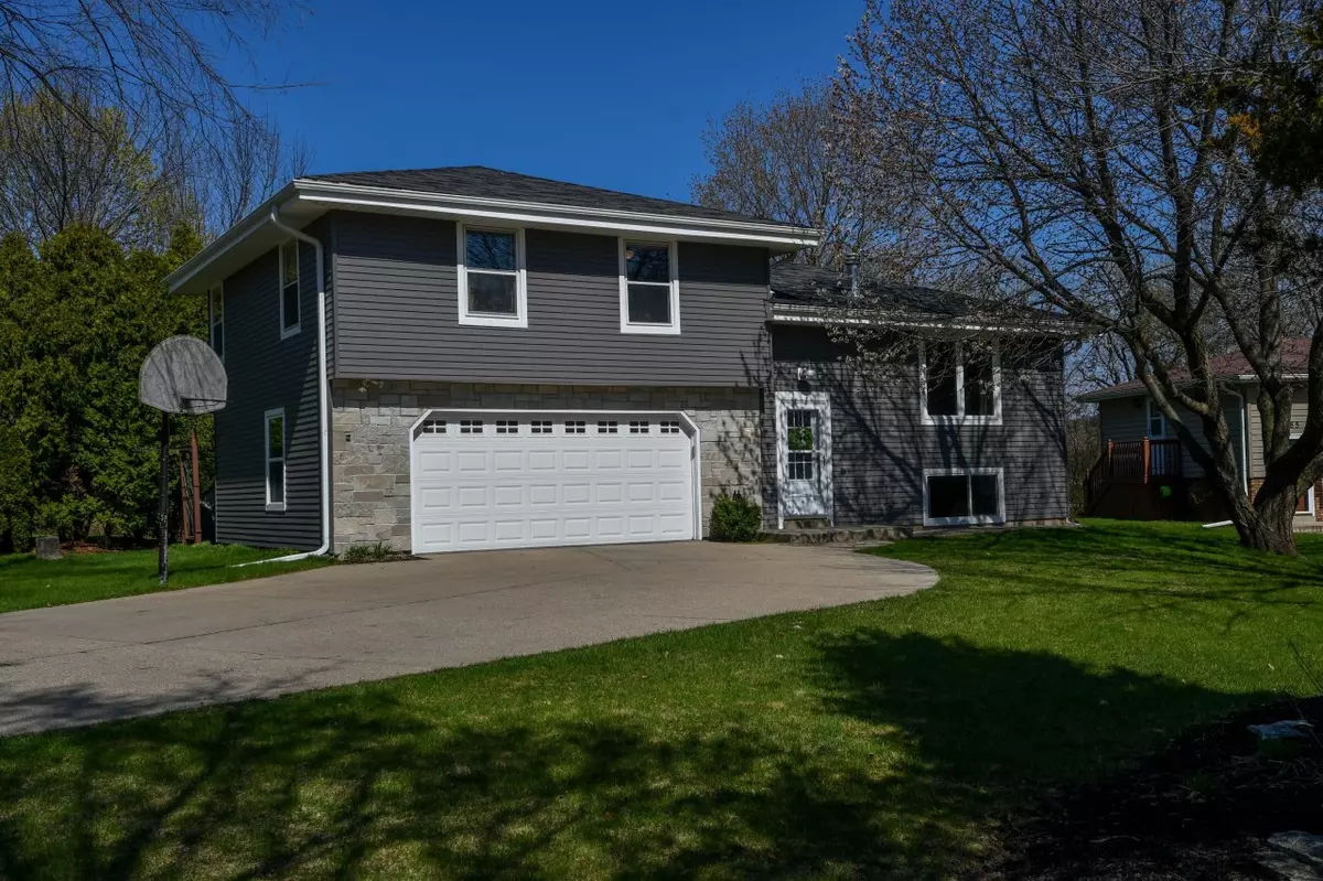 Pewaukee, WI 53072,273 Meadowside Ct