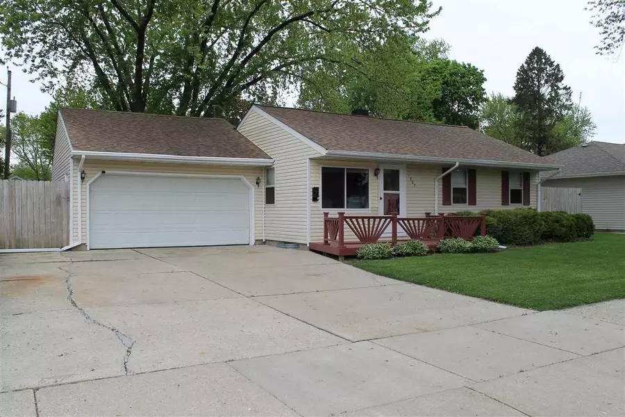 1207 N Oakhill Ave, Janesville, WI 53548