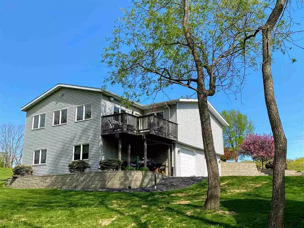 37707 Maple Ln, Prairie Du Chien, WI 53821