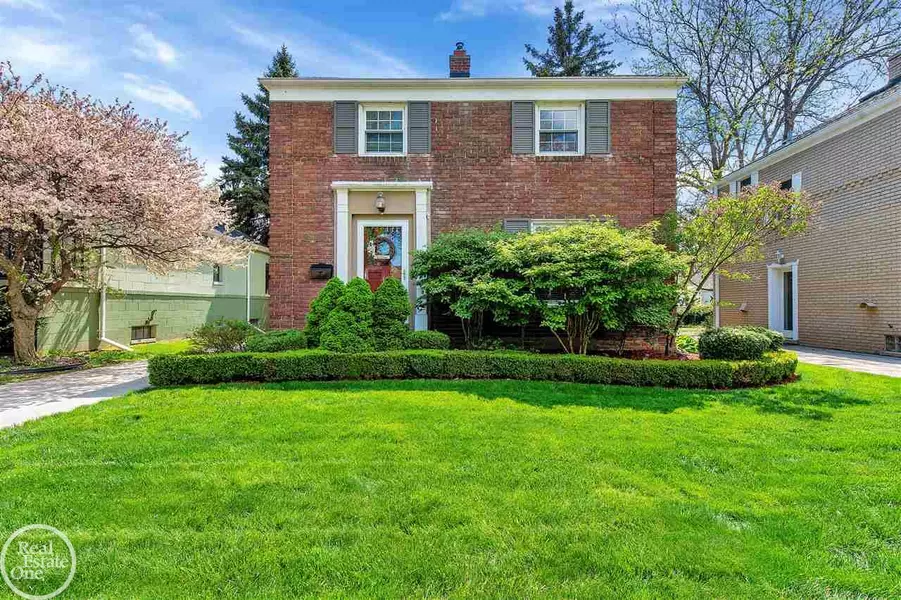 2041 Fleetwood, Grosse Pointe Woods, MI 48236