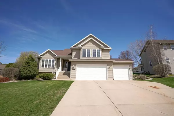 904 James Ct, Waunakee, WI 53597