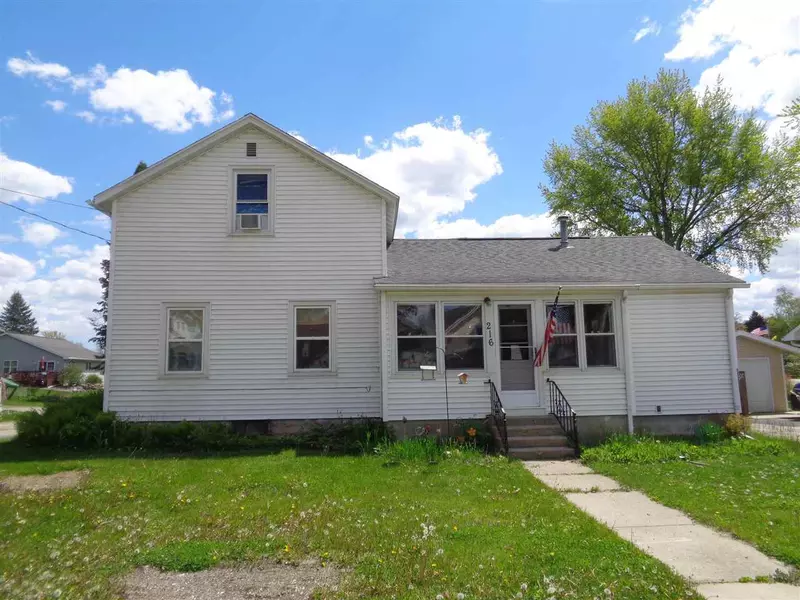 216 Spring St, Fox Lake, WI 53933