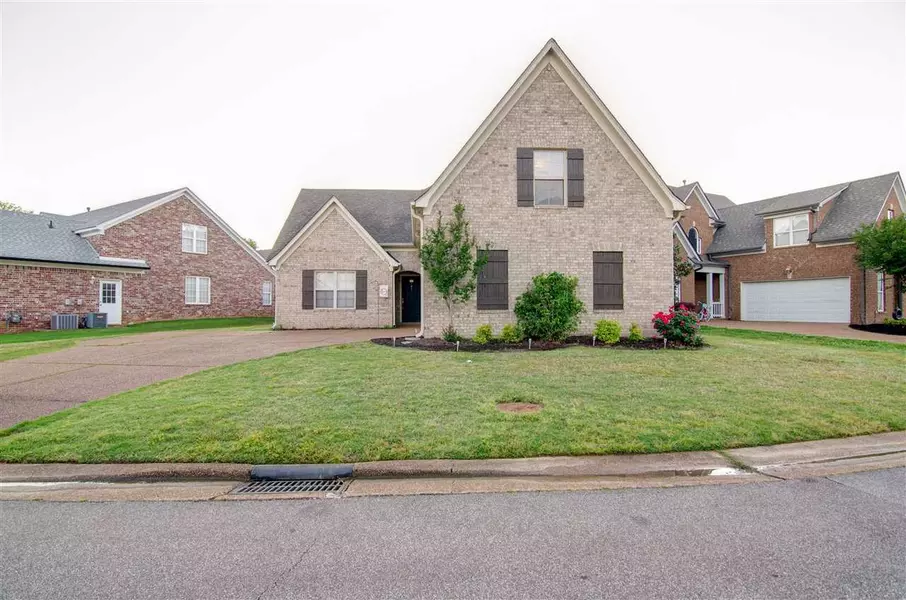 8924 VILLAGE LAKE LN, Bartlett, TN 38002