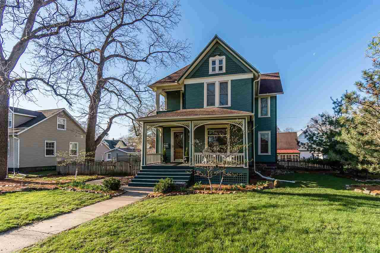 416 6th St, Baraboo, WI 53913