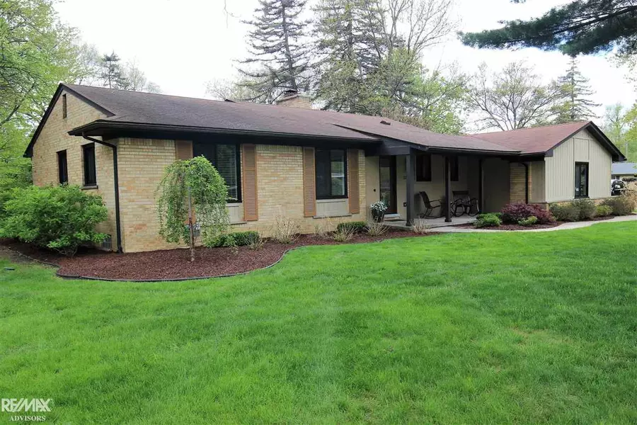 32079 Nottingwood St, Farmington Hills, MI 48334