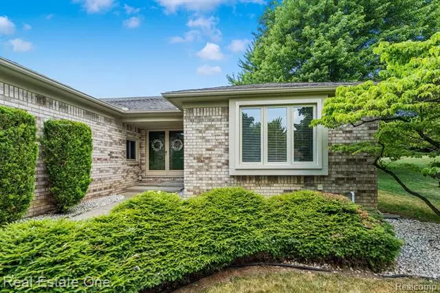 2090 CUMBERLAND RD, Rochester Hills, MI 48307