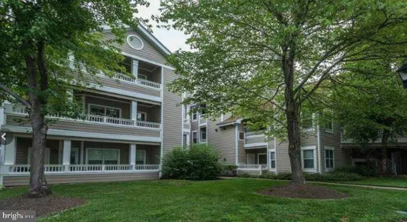 6005 ROSEBUD LN #301, Centreville, VA 20121