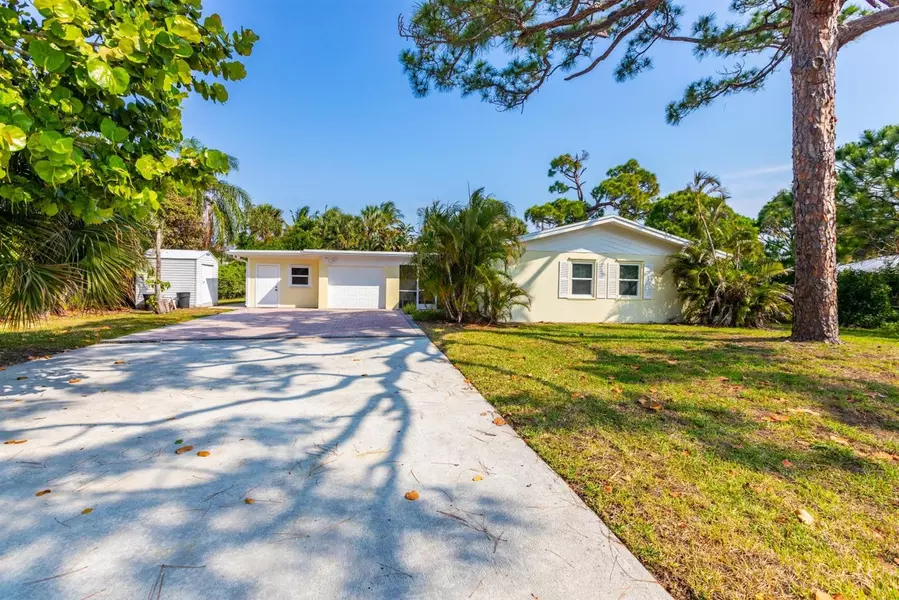 8207 SE Coconut ST, Hobe Sound, FL 33455