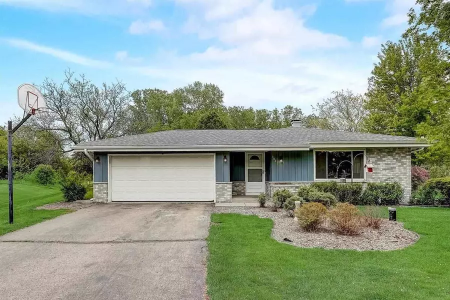 302 S Beaver Ct, Oconomowoc, WI 53066