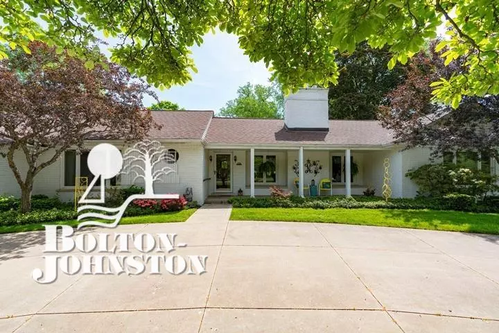 372 Chalfonte Ave, Grosse Pointe Farms, MI 48236