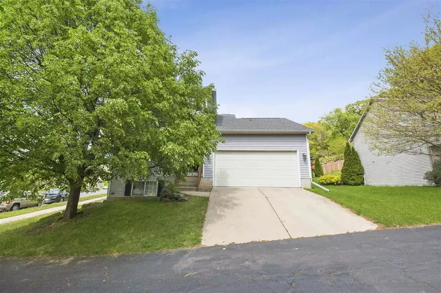 5121 Ridge Oak Dr, Madison, WI 53704