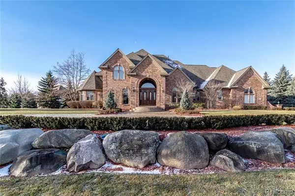 8260 PINE HOLLOW TRL, Grand Blanc, MI 48439