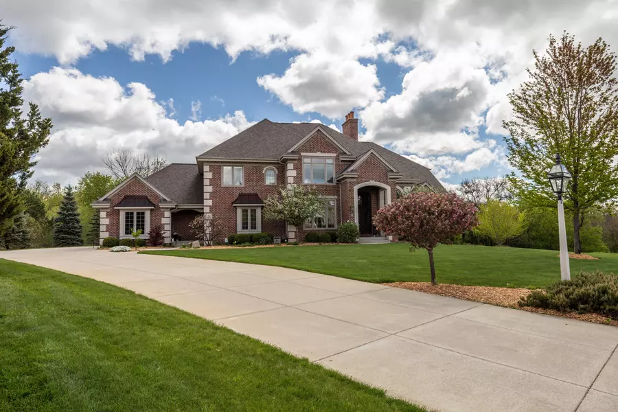 W286N3284 Woodgate Ct, Delafield, WI 53072