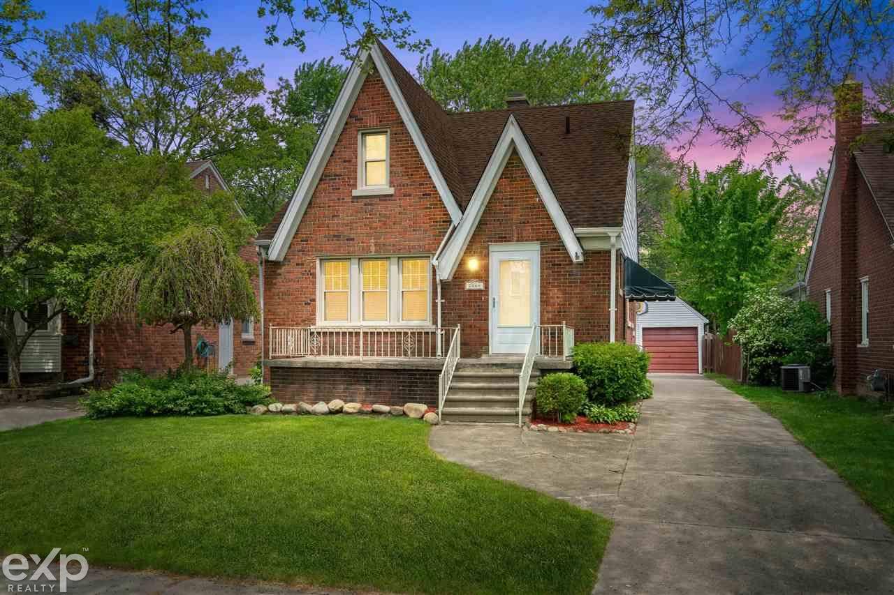 2064 Anita Ave, Grosse Pointe Woods, MI 48236