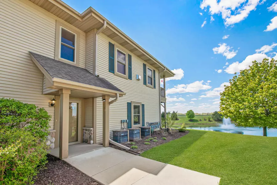 W173N5521 Ravenwood Dr, Menomonee Falls, WI 53051