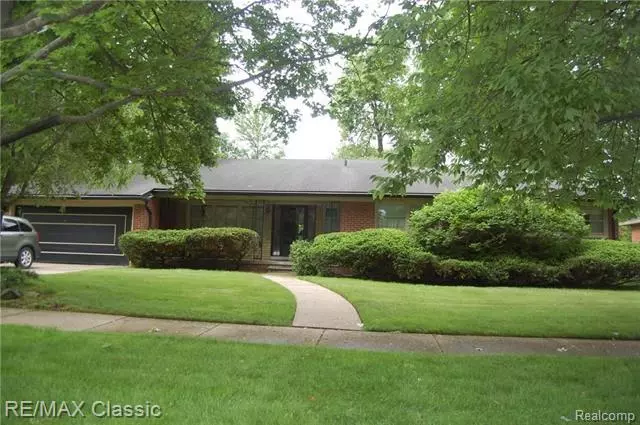 481 HIDDEN LN, Grosse Pointe Woods, MI 48236