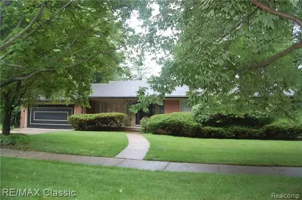 Grosse Pointe Woods, MI 48236,481 HIDDEN LN