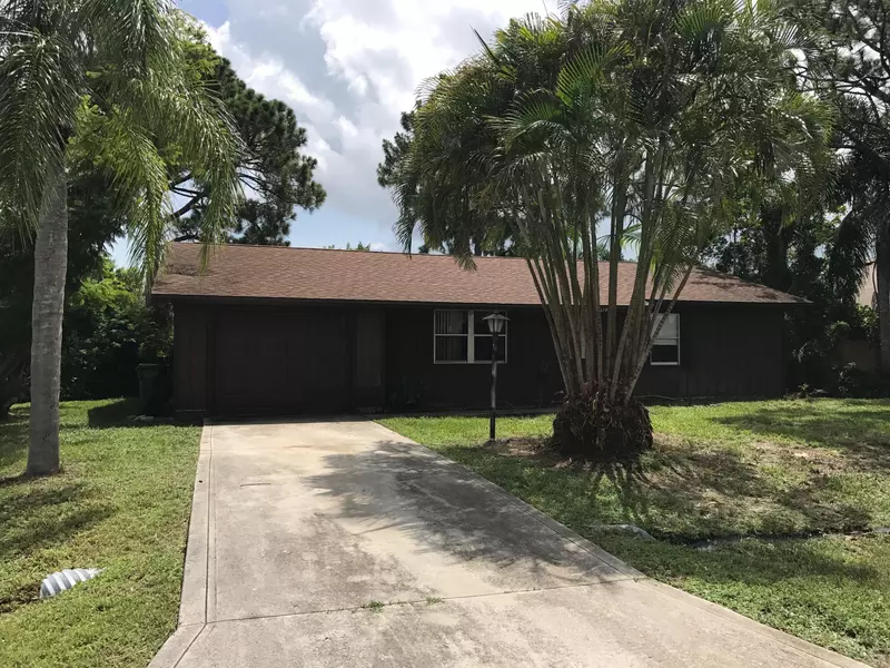 1619 SE Trumpet LN, Port Saint Lucie, FL 34983