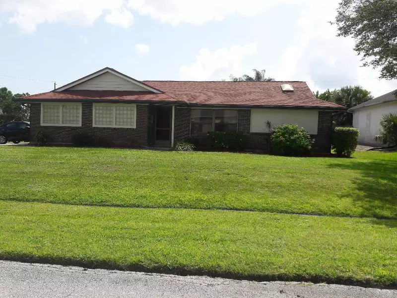 1040 SE Bywood AVE, Port Saint Lucie, FL 34983