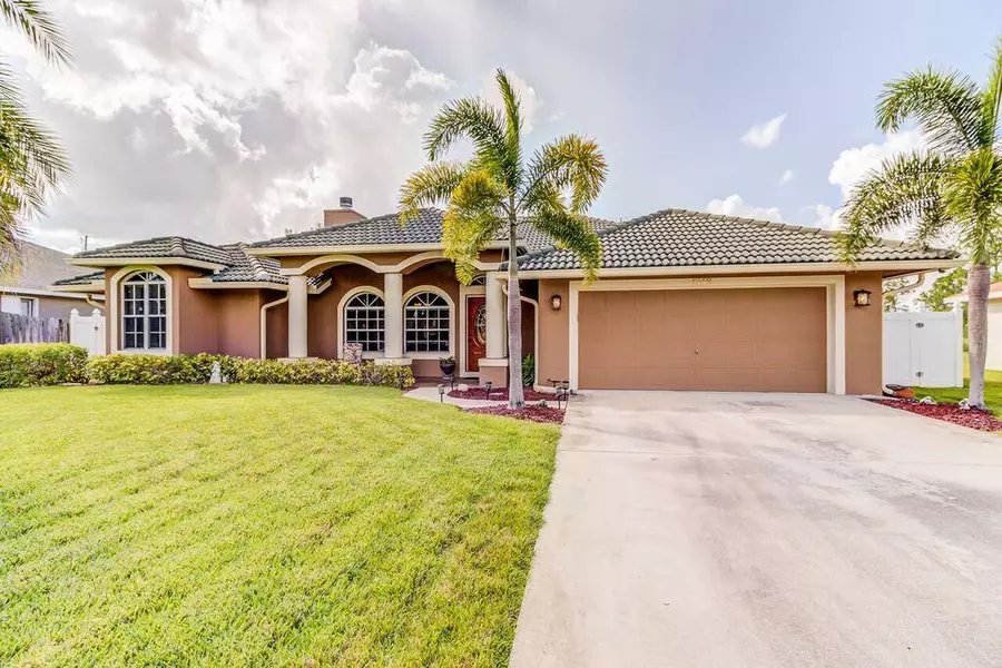 1742 SW Commargo ST, Port Saint Lucie, FL 34987