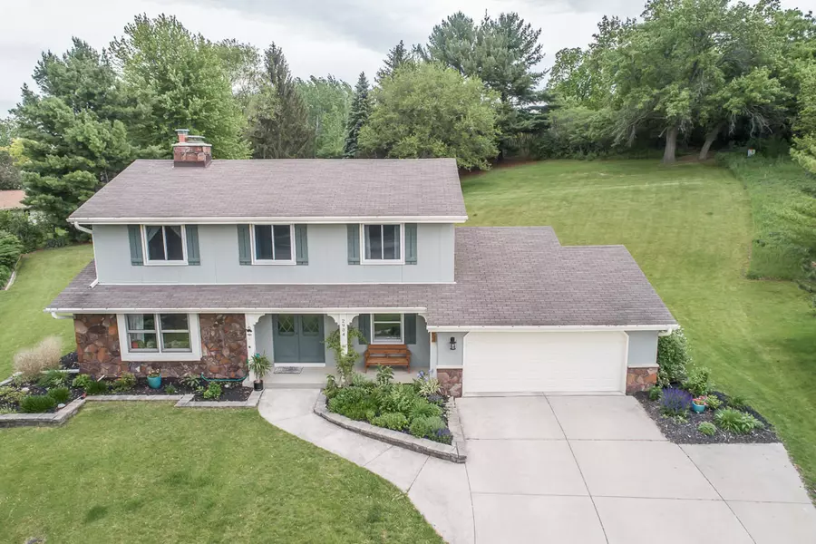 2904 West View Ct, Waukesha, WI 53188