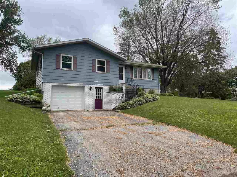 203 1st St, Friesland, WI 53935