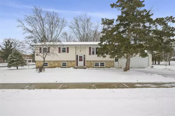 402 Woodview Dr, Sun Prairie, WI 53590