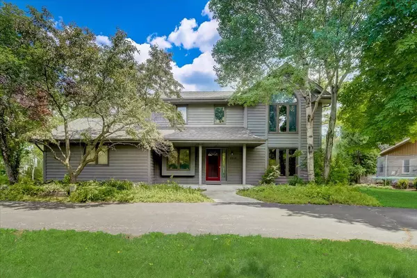 2210 Pilgrim Pkwy E, Brookfield, WI 53122