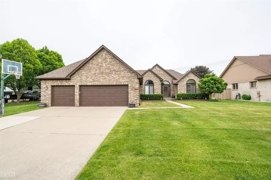 51584 Shadywood, Macomb, MI 48042