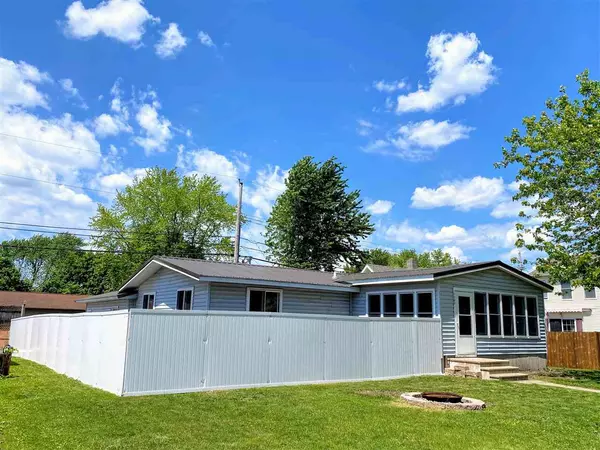 1203 S 11th St, Prairie Du Chien, WI 53821