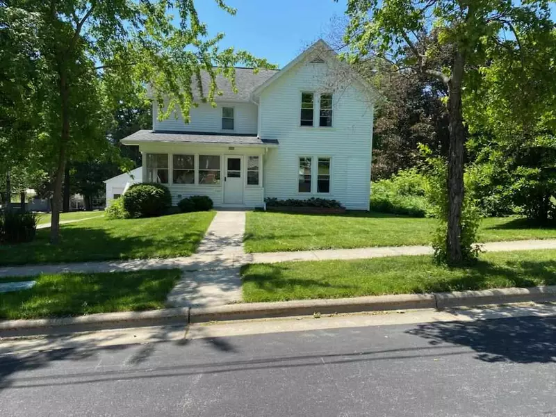 332 W Prospect St, Lake Mills, WI 53551-1149