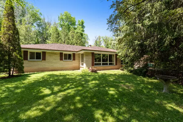 9413 Bolton Dr, Farmington, WI 53040