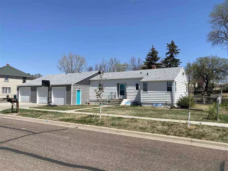 140 SE 4th St, Garrison, ND 58540