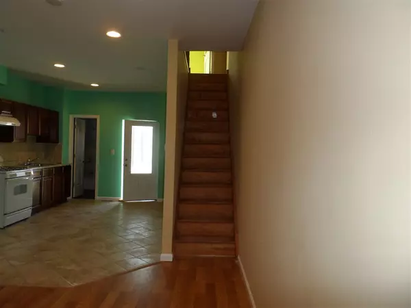 Newark, NJ 07104,200 ½ PARKER ST