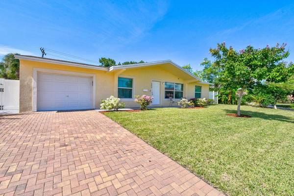 563 Palmetto DR, West Palm Beach, FL 33403