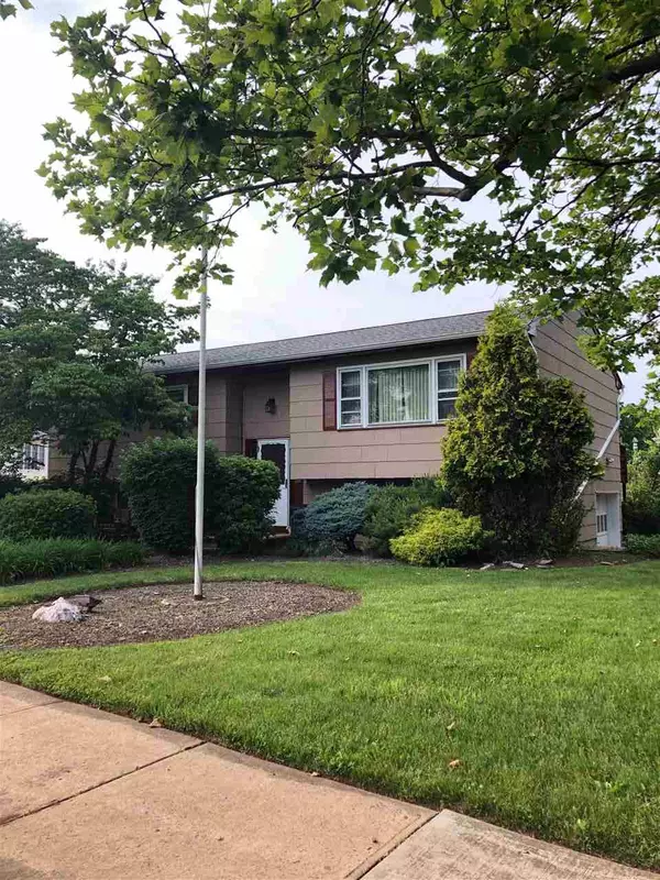 2 KELLY CT, Middlesex, NJ 08846