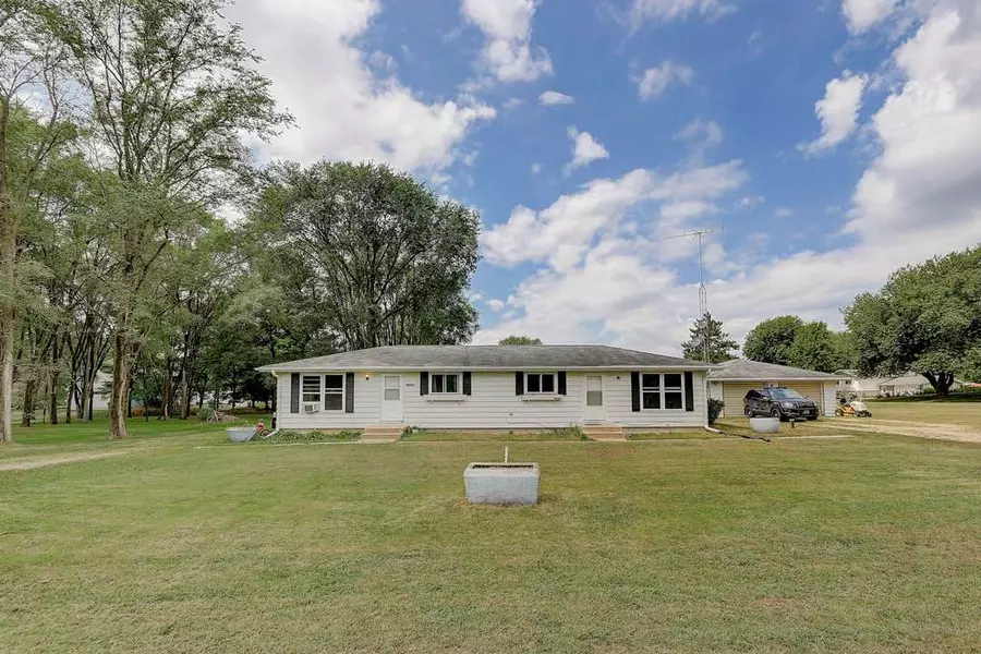 N6161 Hillcrest Rd, Pardeeville, WI 53954