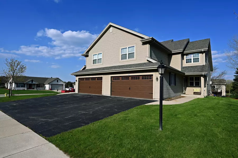 891 Hickory Creek Dr, Oconomowoc, WI 53066