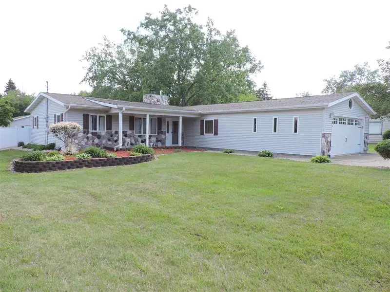 1466 E Parish Rd, Kawkawlin, MI 48631