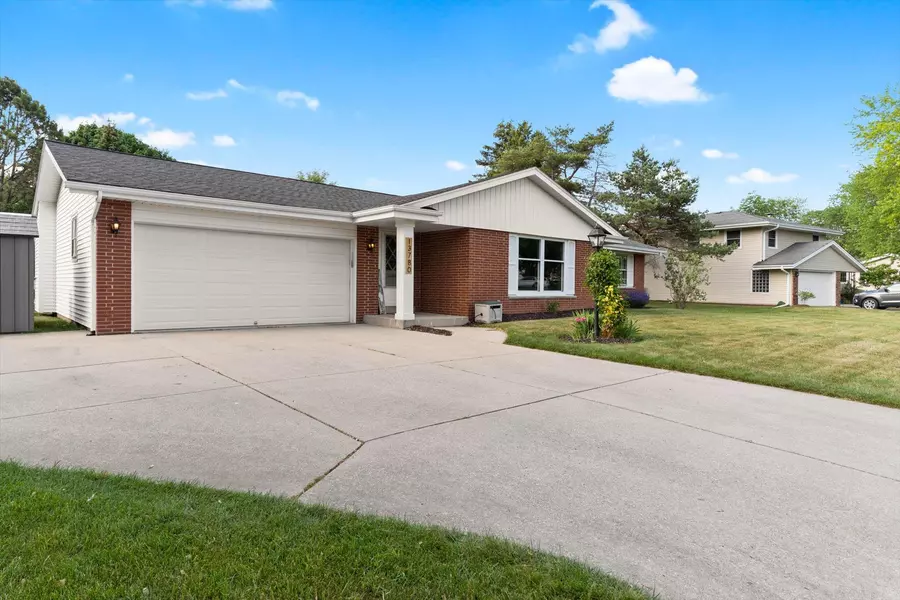 13780 W Forest Knoll Dr, New Berlin, WI 53151